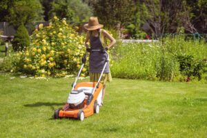 Medium-Seezon &#8211; How to properly mow your lawn 2 &#8211; women lawnmower