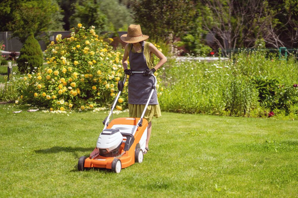 Medium-Seezon &#8211; How to properly mow your lawn 2 &#8211; women lawnmower